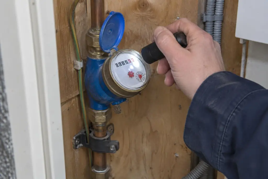 Lekdetectie Swifterbant – watermeter in de meterkast controleren met een zaklamp